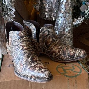 ROPER WOMEN'S AVA Ankle BOOTIES - SNIP TOE Snakeskin print Sz 10